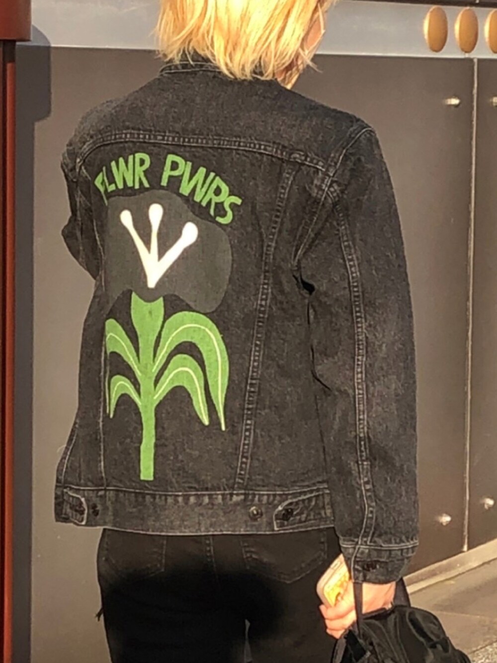 ブラック系のデニムジャケット、グレー系のソックス/靴下を着用したレディースの秋コーディネートの2枚目の写真