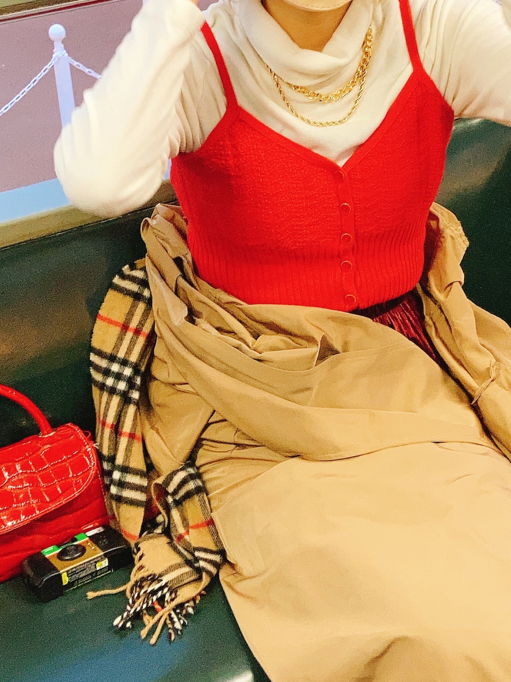 ベージュ系のトレンチコート、ベージュ系のマフラーを着用したレディースの冬コーディネートの2枚目の写真