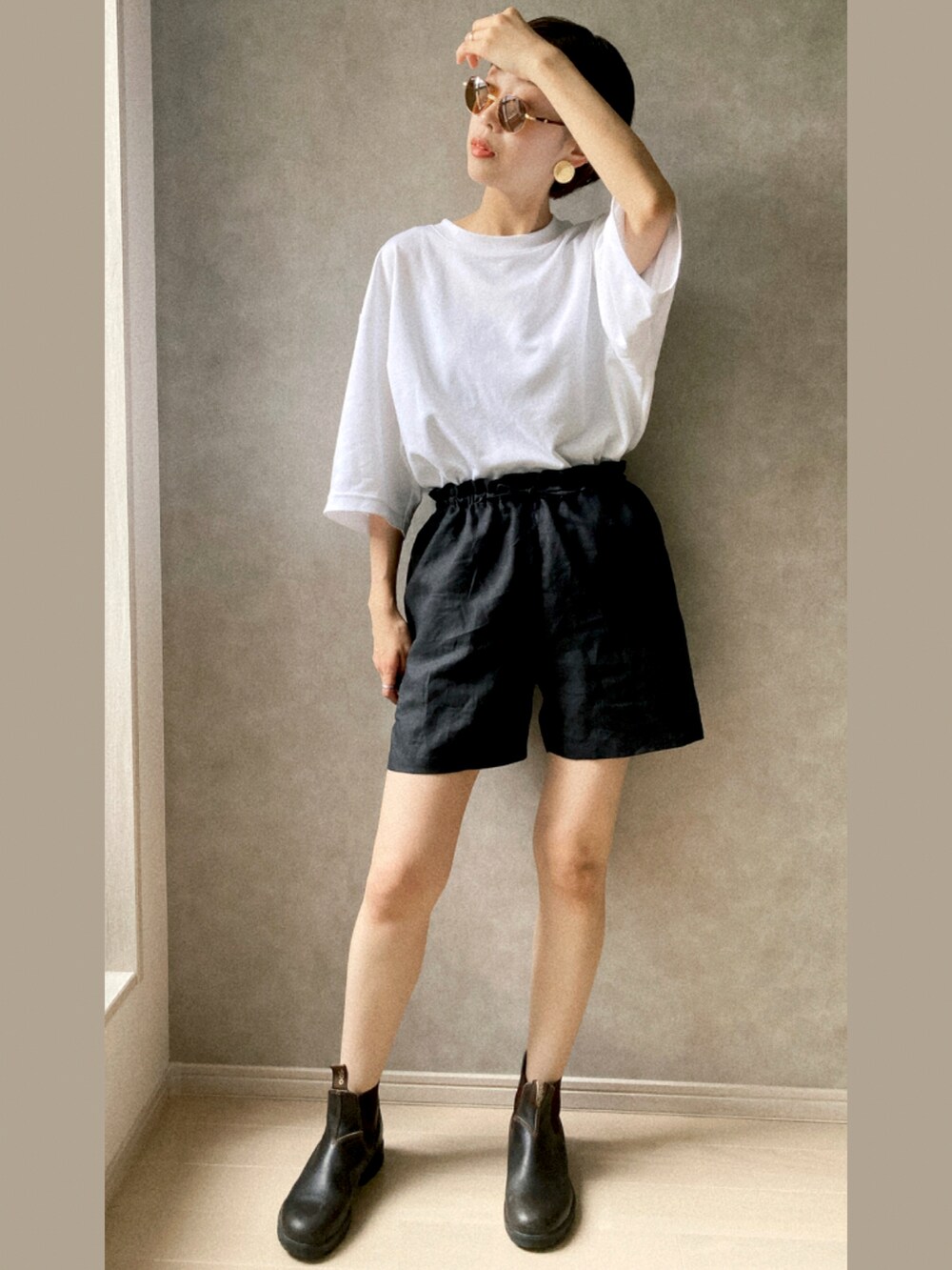 ホワイト系のTシャツ/カットソー、その他のその他パンツ、ブラウン系のブーツを着用したレディースの夏コーディネートの2枚目の写真