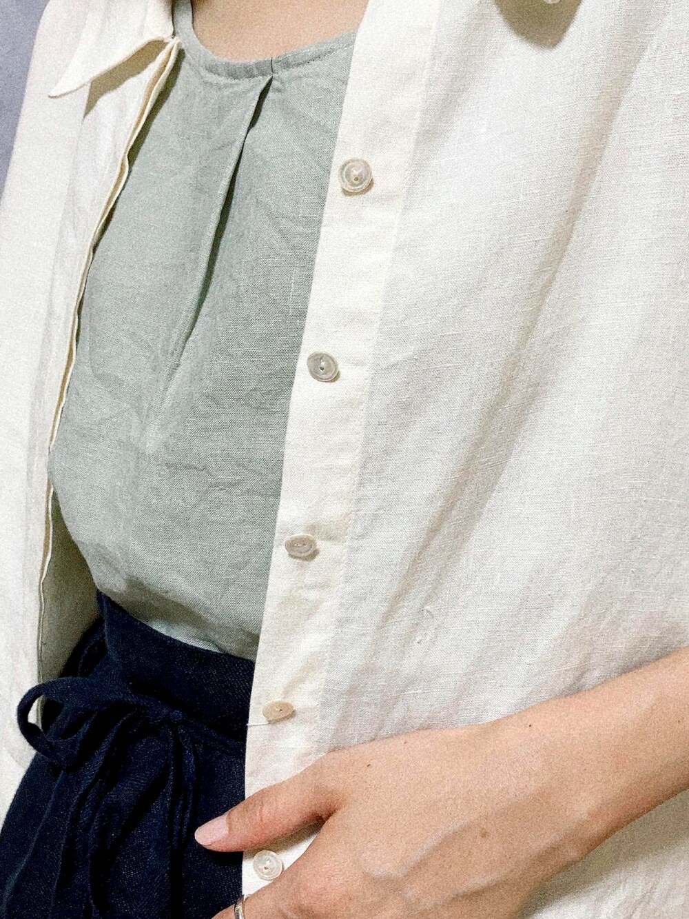 ベージュ系のサンダル、ブルー系のスカート、ホワイト系のシャツ/ブラウスを着用したレディースの夏コーディネートの2枚目の写真