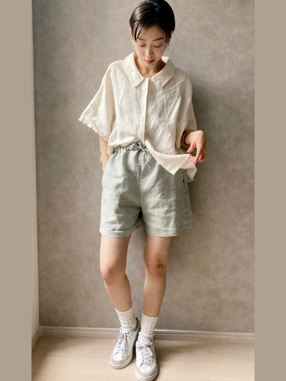 その他のその他パンツ、ホワイト系のシャツ/ブラウス、ホワイト系のスニーカーを着用したレディースの夏コーディネートの2枚目の写真