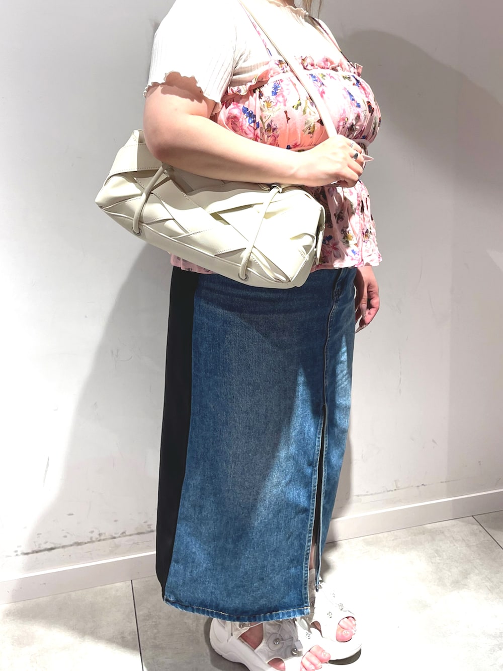 レッド系のシャツ/ブラウス、ブラウン系のショルダーバッグ、ブルー系のデニムスカートを着用したレディースの夏コーディネートの2枚目の写真