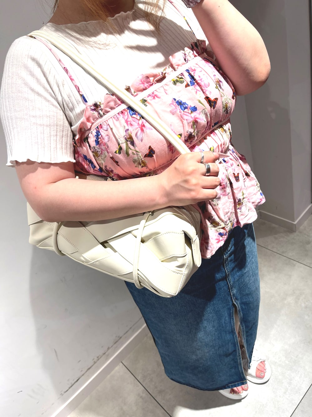 レッド系のシャツ/ブラウス、ブラウン系のショルダーバッグ、ブルー系のデニムスカートを着用したレディースの夏コーディネートの3枚目の写真