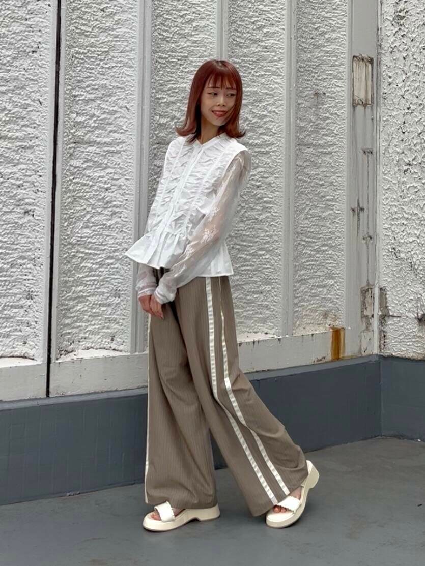 ホワイト系のTシャツ/カットソー、ホワイト系のシャツ/ブラウス、ベージュ系のその他パンツを着用したレディースの春コーディネートの3枚目の写真