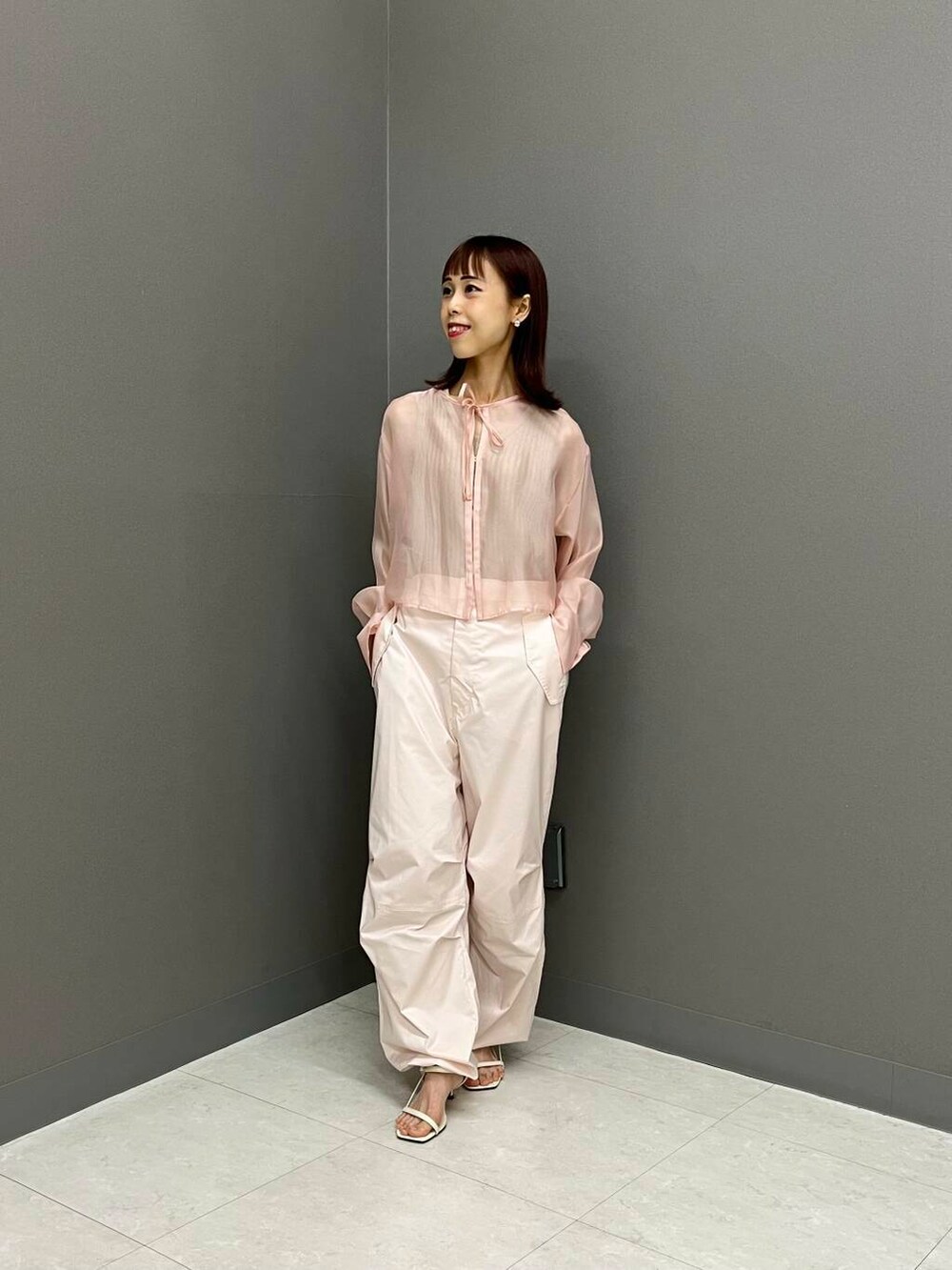 ベージュ系のタンクトップ、ピンク系のその他パンツ、ピンク系のシャツ/ブラウスを着用したレディースの夏コーディネートの4枚目の写真