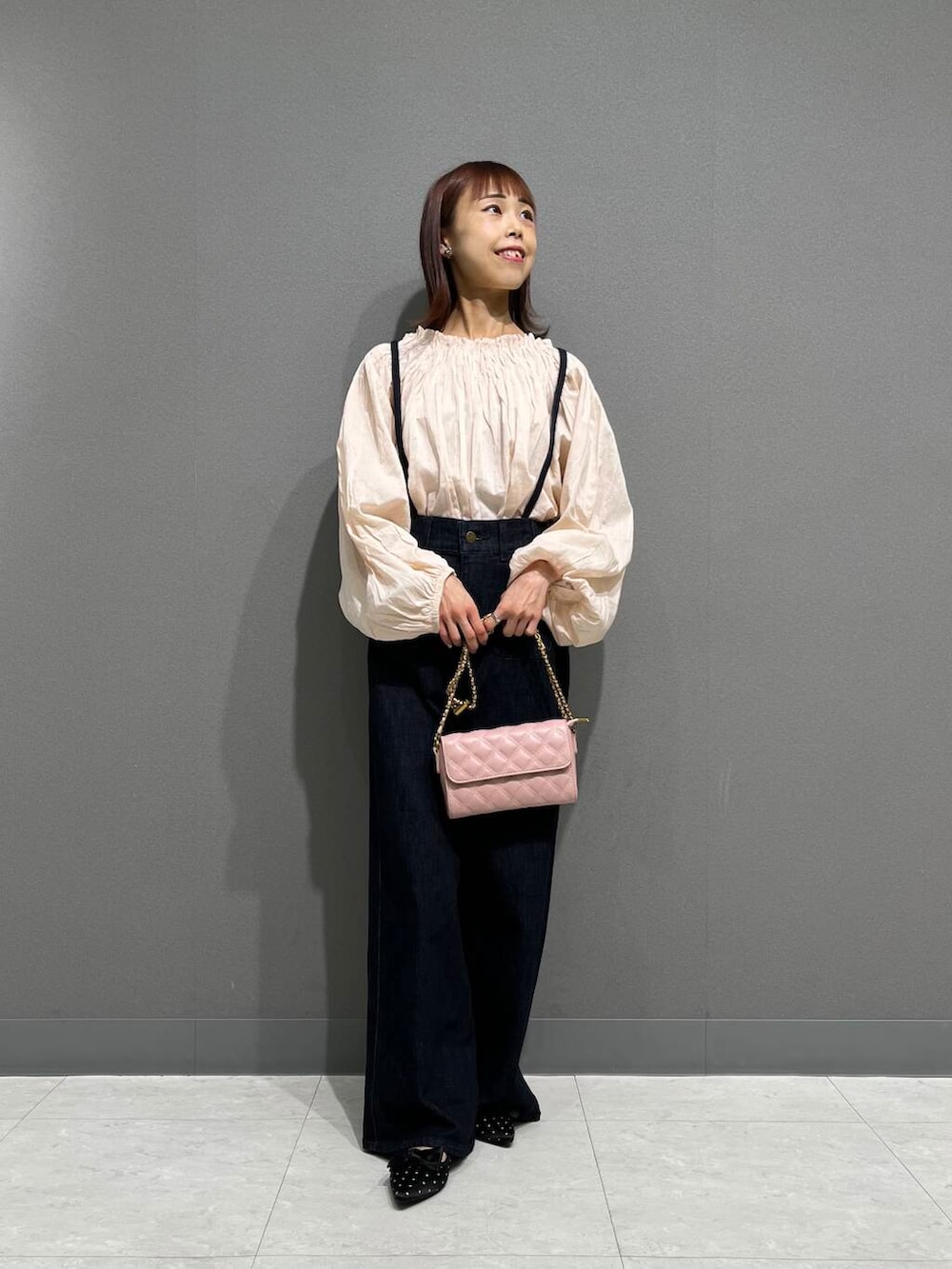 その他のパンプス、ブルー系のデニムパンツ、ピンク系のショルダーバッグを着用したレディースの夏コーディネートの2枚目の写真