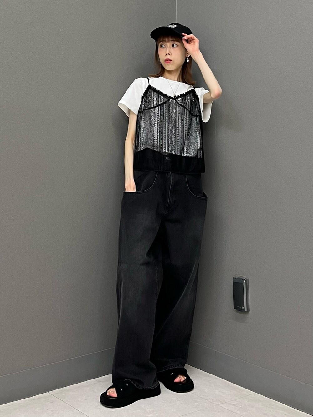 ホワイト系のTシャツ/カットソー、ブラック系のキャミソール、ブラック系のデニムパンツを着用したレディースの夏コーディネートの3枚目の写真