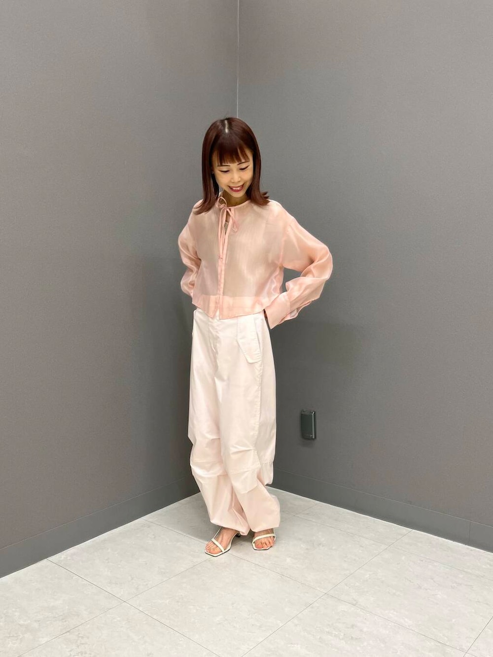 ベージュ系のタンクトップ、ピンク系のその他パンツ、ピンク系のシャツ/ブラウスを着用したレディースの夏コーディネートの2枚目の写真