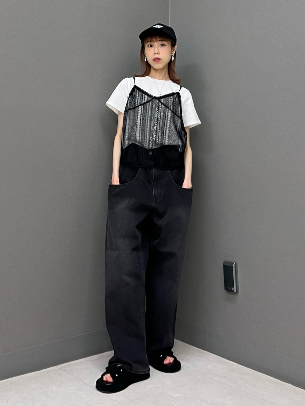 ホワイト系のTシャツ/カットソー、ブラック系のキャミソール、ブラック系のデニムパンツを着用したレディースの夏コーディネートの2枚目の写真