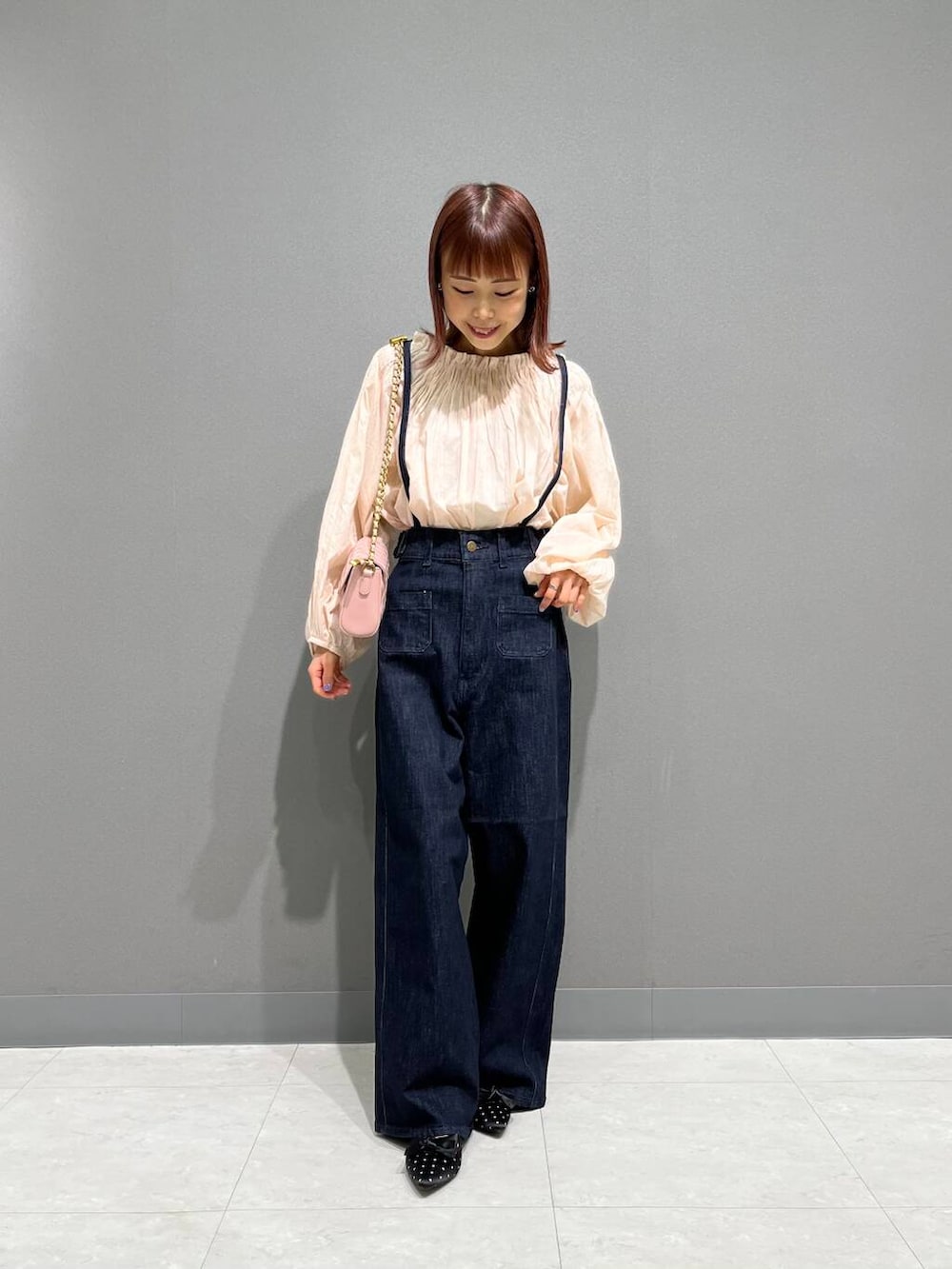 その他のパンプス、ブルー系のデニムパンツ、ピンク系のショルダーバッグを着用したレディースの夏コーディネートの4枚目の写真