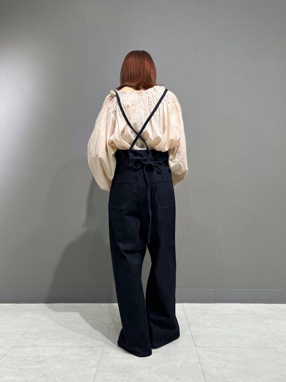 その他のパンプス、ブルー系のデニムパンツ、ピンク系のショルダーバッグを着用したレディースの夏コーディネートの5枚目の写真