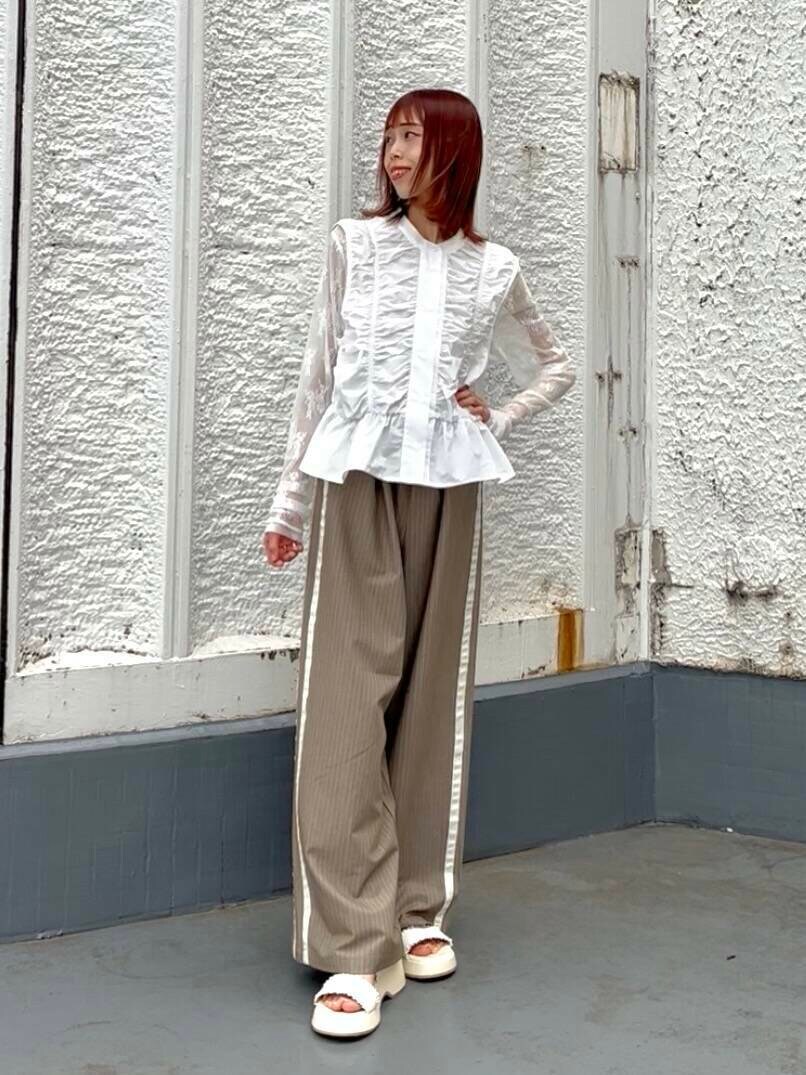 ホワイト系のTシャツ/カットソー、ホワイト系のシャツ/ブラウス、ベージュ系のその他パンツを着用したレディースの春コーディネートの2枚目の写真