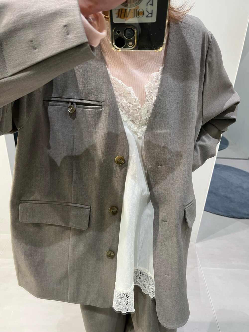 ブラウン系のTシャツ/カットソー、グレー系のノーカラージャケット、ホワイト系のキャミソールを着用したレディースの冬コーディネートの5枚目の写真