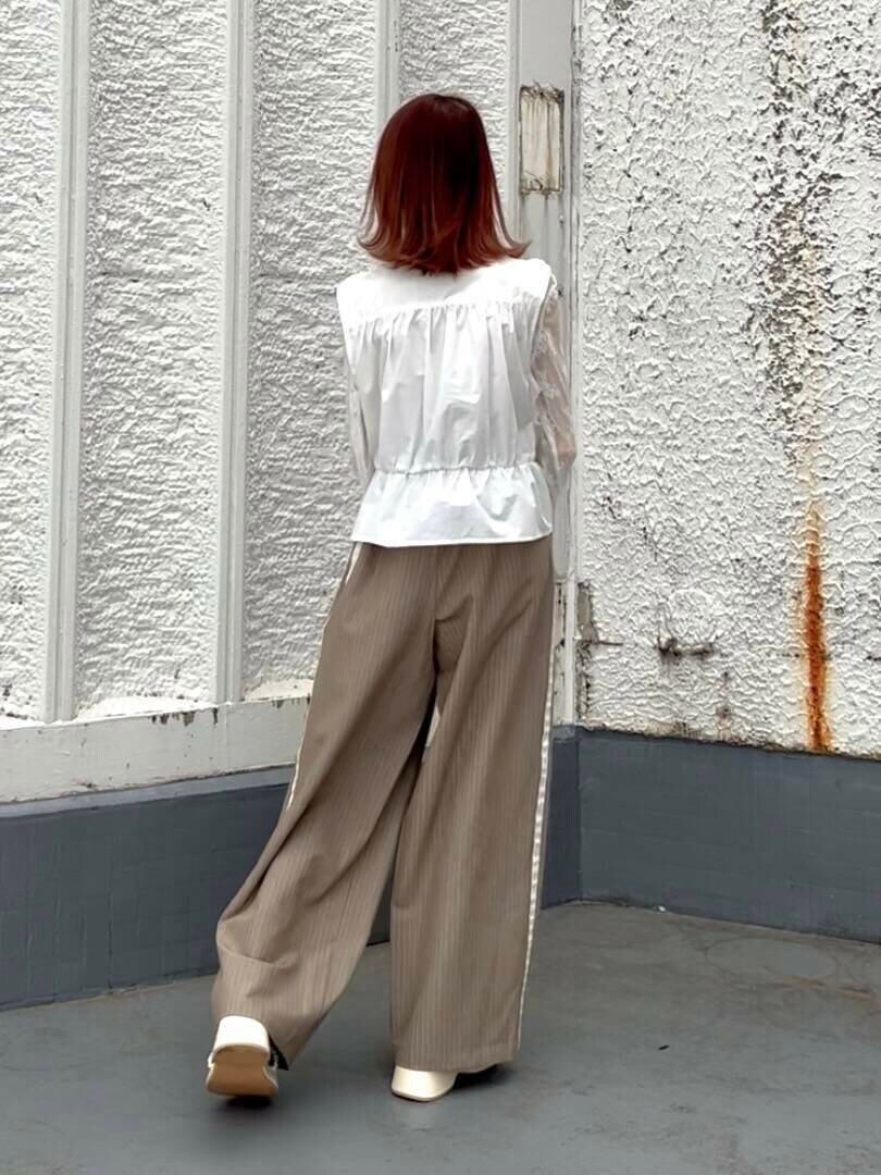 ホワイト系のTシャツ/カットソー、ホワイト系のシャツ/ブラウス、ベージュ系のその他パンツを着用したレディースの春コーディネートの4枚目の写真