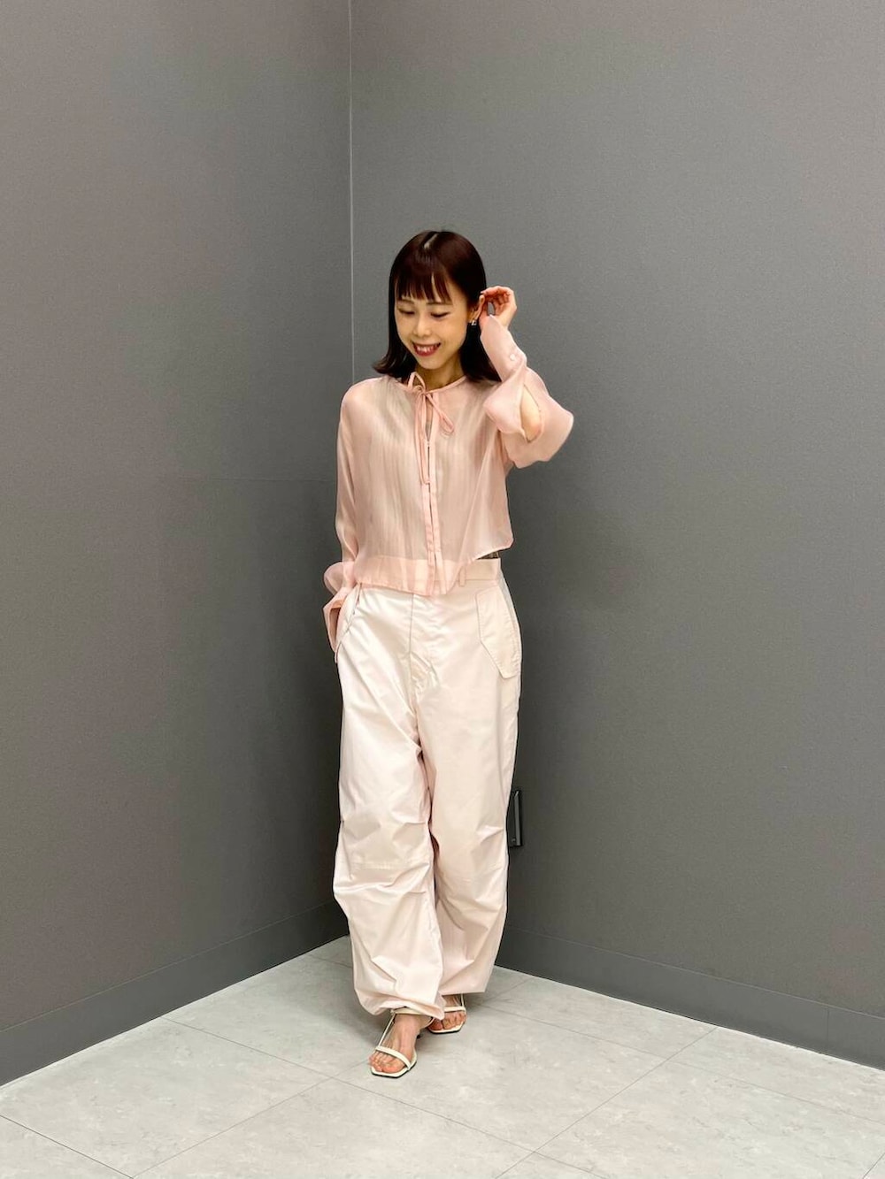 ベージュ系のタンクトップ、ピンク系のその他パンツ、ピンク系のシャツ/ブラウスを着用したレディースの夏コーディネートの3枚目の写真