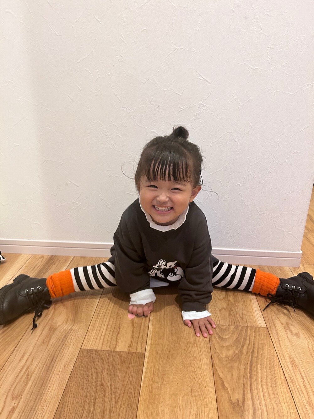 グレー系のスウェット、ピンク系のニット/セーター、ブラック系のブーツを着用したキッズの秋コーディネートの2枚目の写真