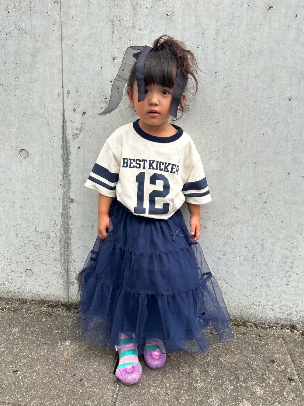 ホワイト系のTシャツ/カットソー、ブルー系のスカートを着用したキッズの夏コーディネートの2枚目の写真