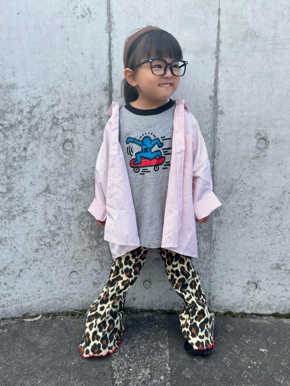 グレー系のTシャツ/カットソー、ブラウン系のその他パンツ、ピンク系のシャツ/ブラウスを着用したキッズの春コーディネートの2枚目の写真