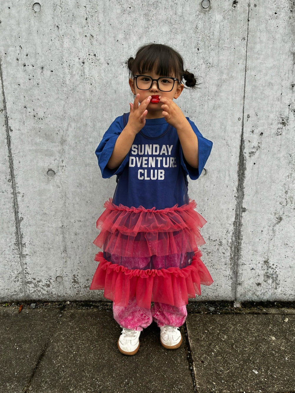 ブルー系のワンピース、ブルー系のTシャツ/カットソー、ピンク系のデニムパンツを着用したキッズの春コーディネートの2枚目の写真