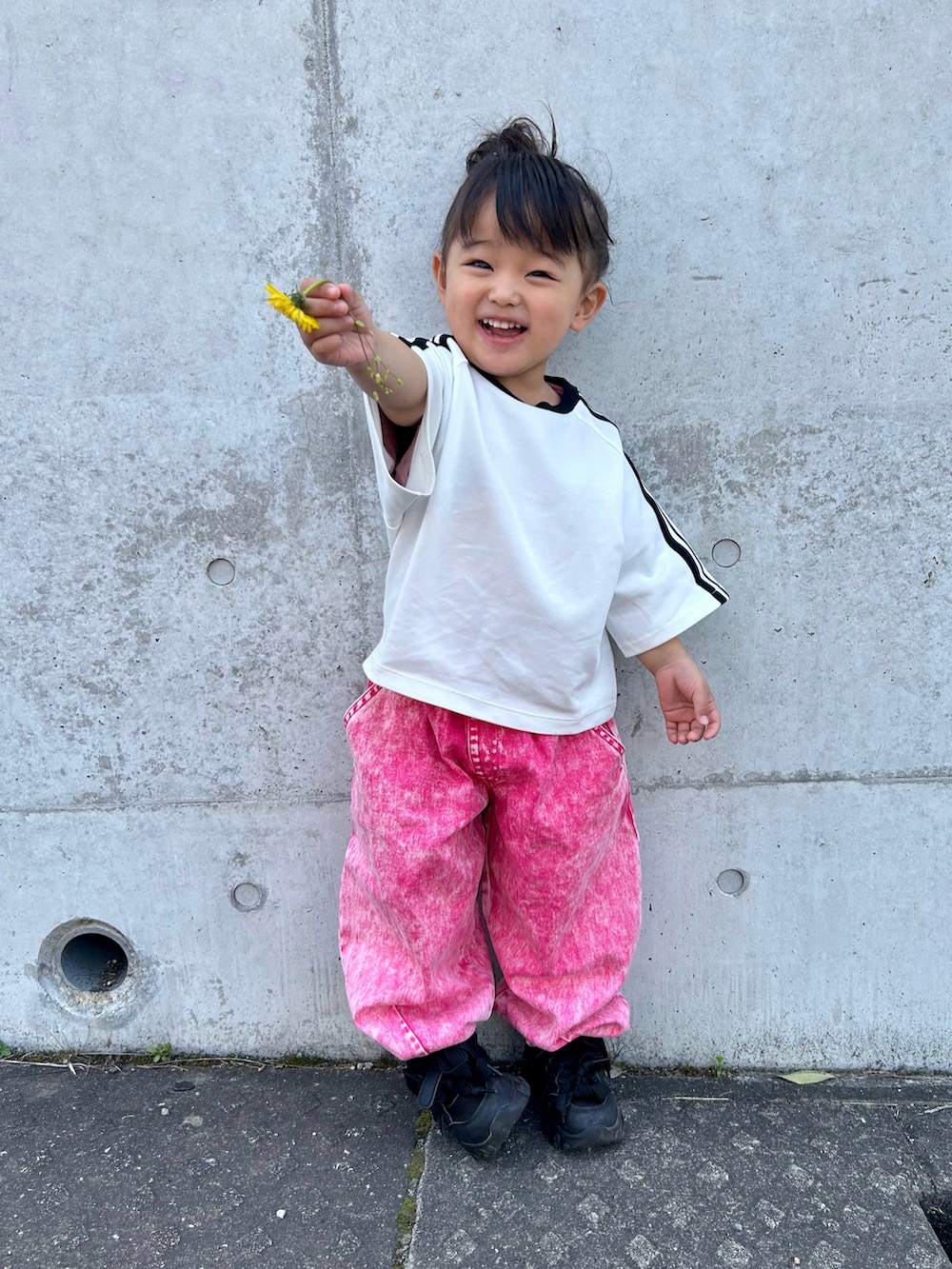 ホワイト系のTシャツ/カットソー、ピンク系のデニムパンツを着用したキッズの春コーディネートの2枚目の写真