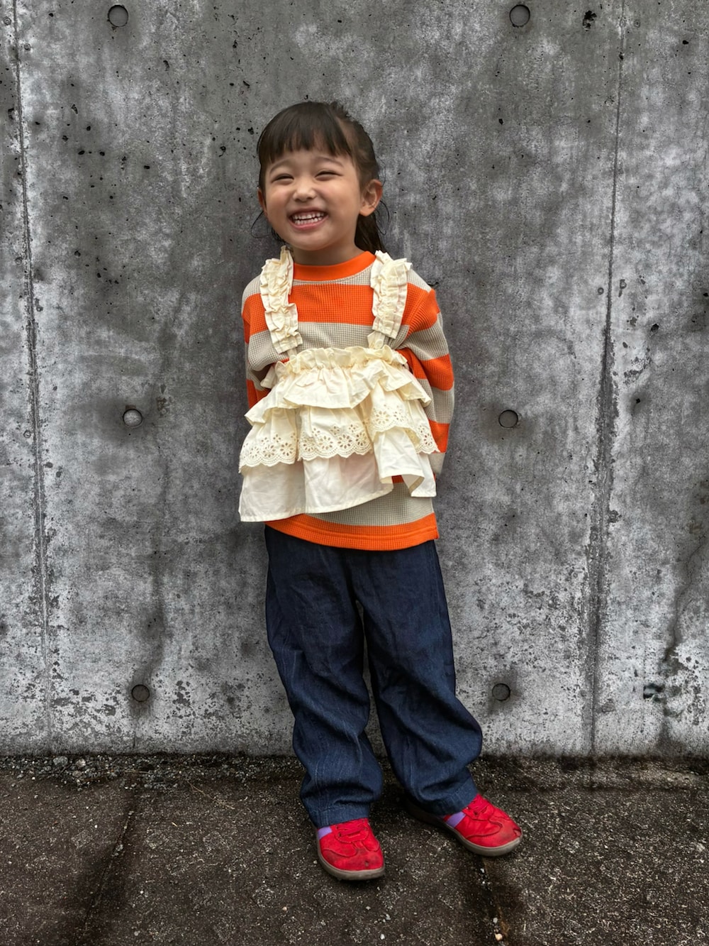 ホワイト系のその他トップス、オレンジ系のTシャツ/カットソー、ブルー系のデニムパンツを着用したキッズの秋コーディネートの2枚目の写真