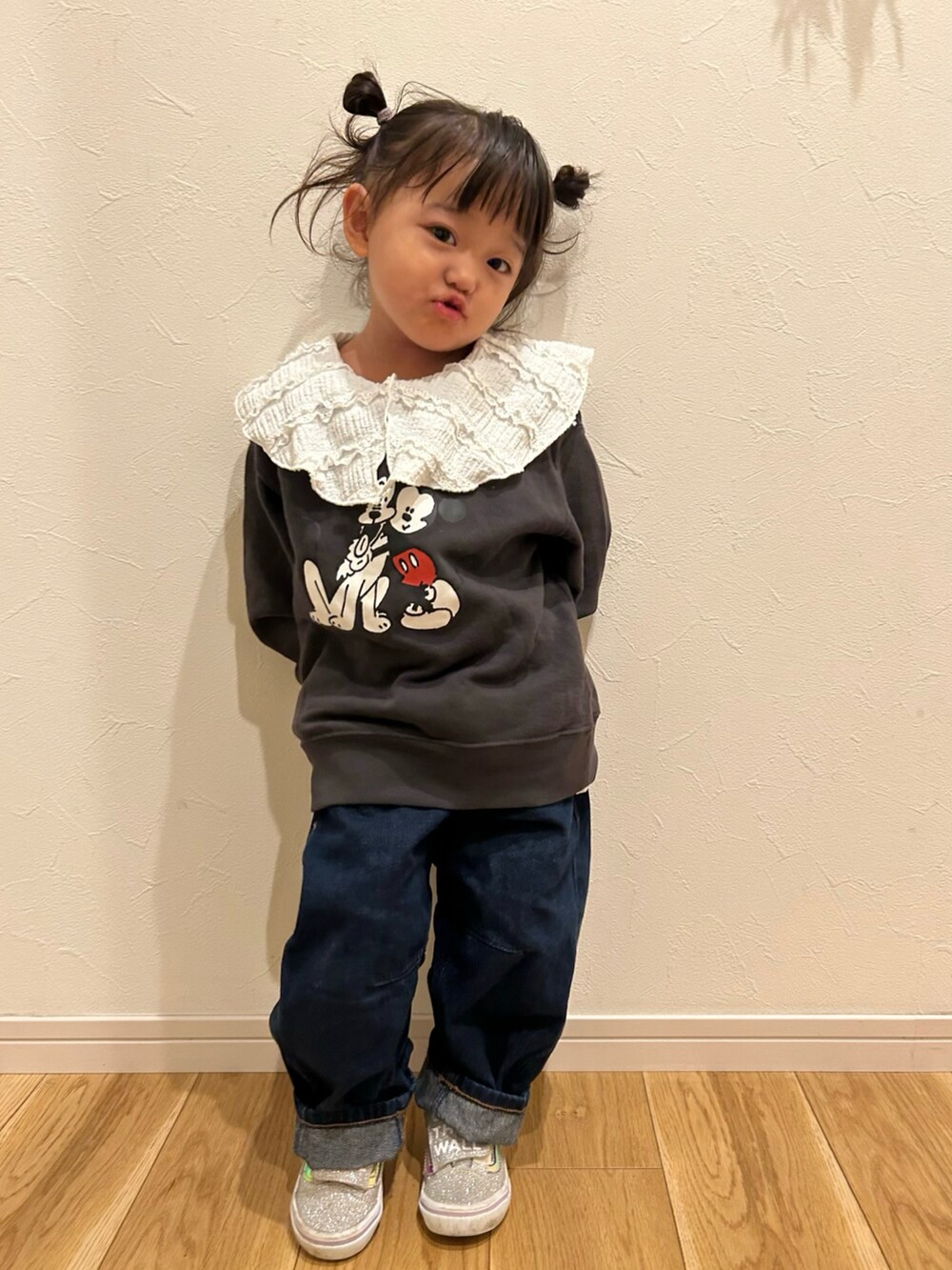 グレー系のスウェット、ブルー系のデニムパンツ、シルバー系のスニーカーを着用したキッズの秋コーディネートの2枚目の写真