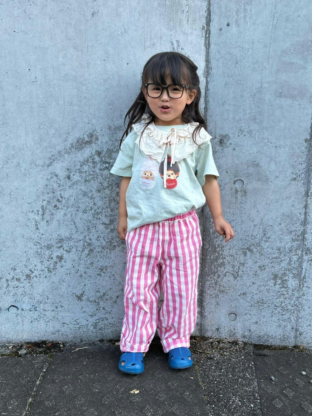 ホワイト系のTシャツ/カットソー、グリーン系のTシャツ/カットソー、ピンク系のパンツを着用したキッズの春コーディネートの2枚目の写真