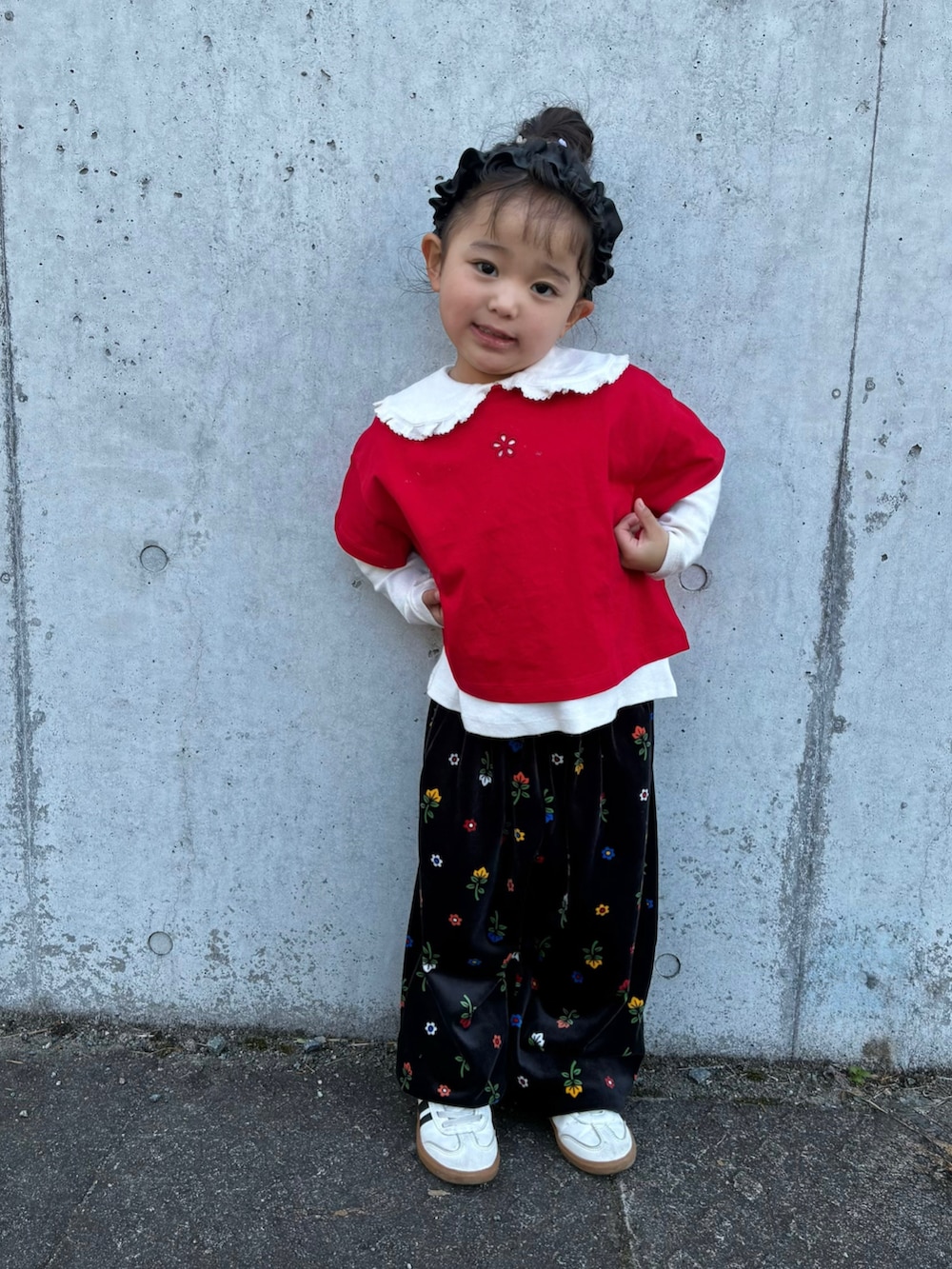 レッド系のTシャツ/カットソー、ホワイト系のトップス、ブラック系のパンツを着用したキッズの冬コーディネートの2枚目の写真