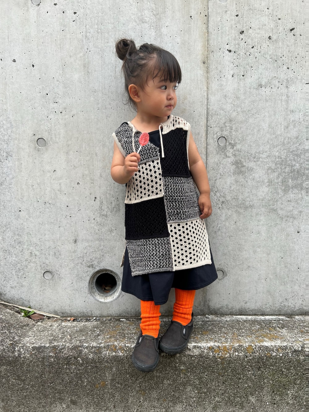 ブラック系のベスト、ブラック系のワンピース/ドレスを着用したキッズの夏コーディネートの2枚目の写真