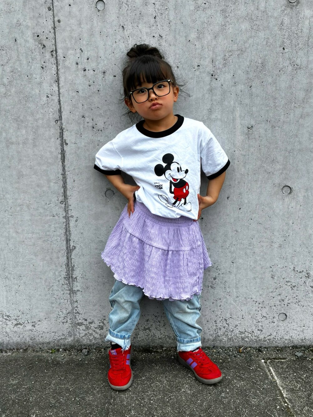 ホワイト系のTシャツ/カットソー、パープル系のスカート、レッド系のスニーカーを着用したキッズの春コーディネートの2枚目の写真