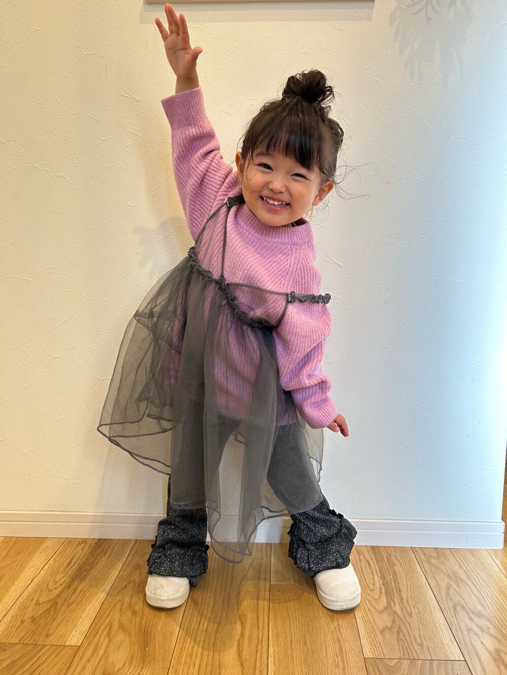 ピンク系のニット/セーター、ブラック系のその他パンツを着用したキッズの秋コーディネートの2枚目の写真