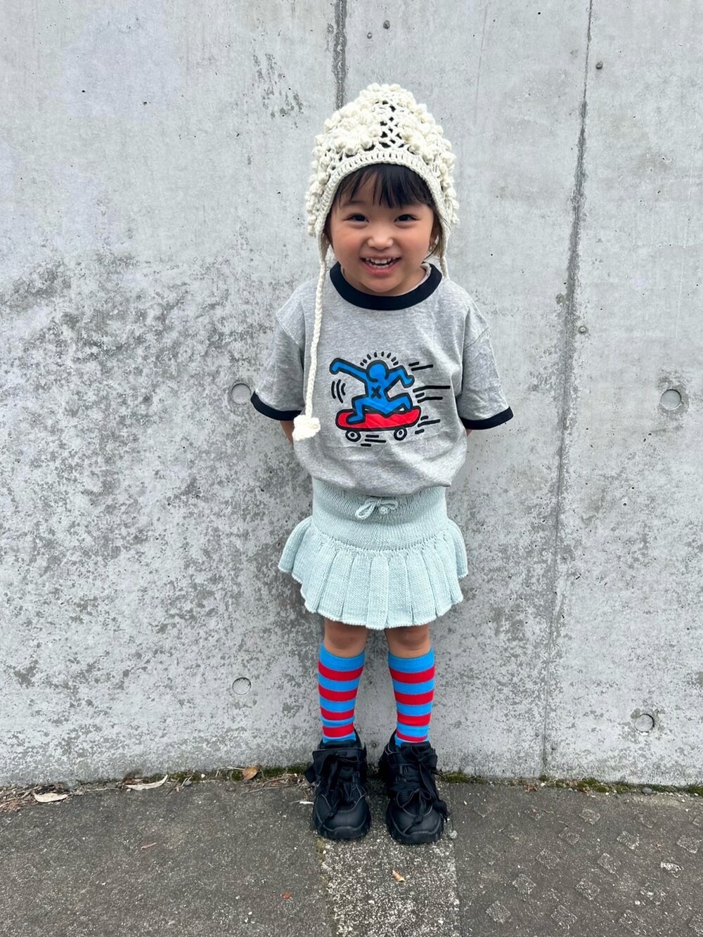 「春めき満開コーデ、春色、プリーツスカート、海外子供服、ユニクロ、カラーコーデ、パステルカラー、ボーダーソックス、厚底シューズ、ボンネット、ニット帽、プリントT、お気に入りのTシャツ、ペールトーン、春コーデ」｜「UNIQLOのアイテム（Tシャツ/カットソー、グレー系）」を使った、はるはるさん（キッズ・90cm）の春コーディネートの2枚目の写真