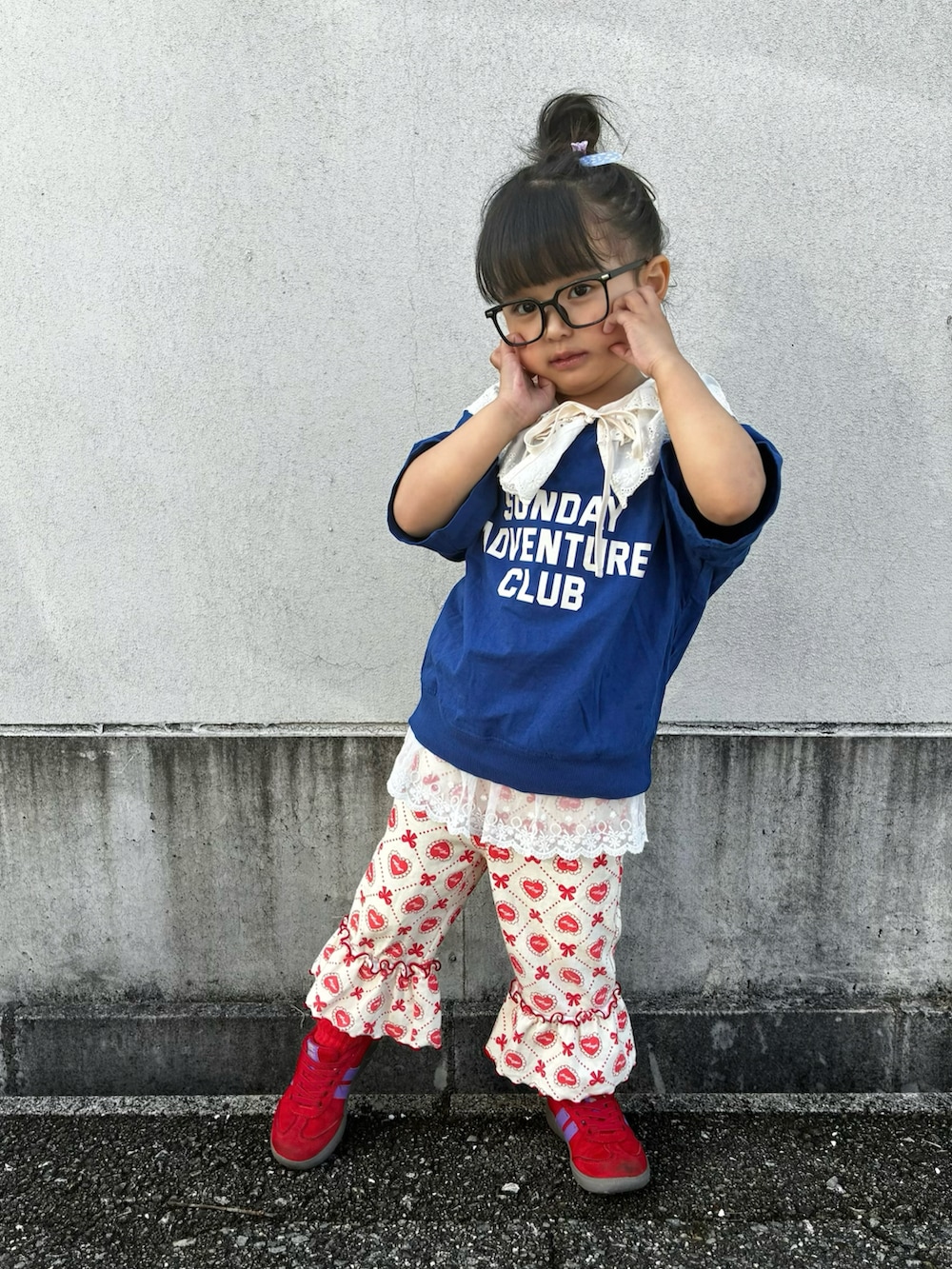 ホワイト系のTシャツ/カットソー、ブルー系のTシャツ/カットソー、レッド系のスニーカーを着用したキッズの春コーディネートの2枚目の写真