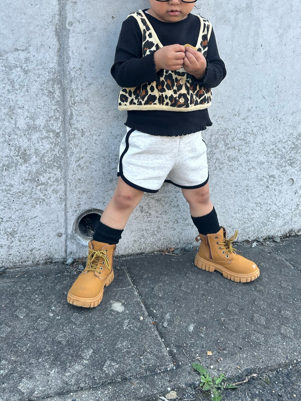 ブラウン系のタンクトップ、グレー系のパンツ、ブラック系のTシャツ/カットソーを着用したキッズの春コーディネートの2枚目の写真