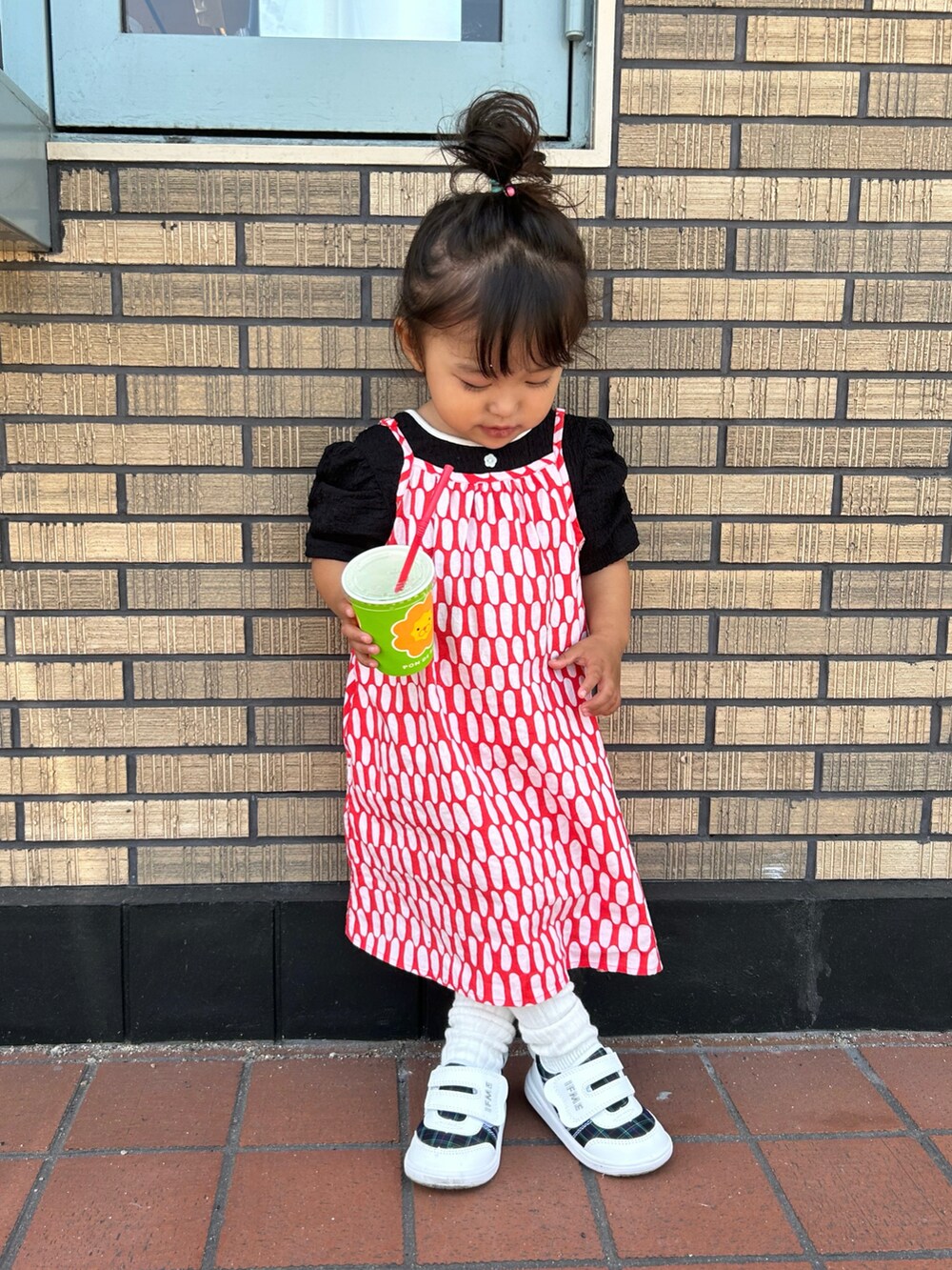 「レイヤードスタイル、プチプラ、夏コーデ、アツいコーデ全部見せ、ワンピース、キャミワンピ、marimekko、UNIQLO、スニーカー、ガーリー、大人カジュアル、カジュアルコーデ、キッズファッション、キッズコーデ、女の子」｜「apres les coursのバックリボン・クロスTシャツ（Tシャツ/カットソー、ブラック系）」を使った、はるはるさん（キッズ・90cm）の夏コーディネートの2枚目の写真