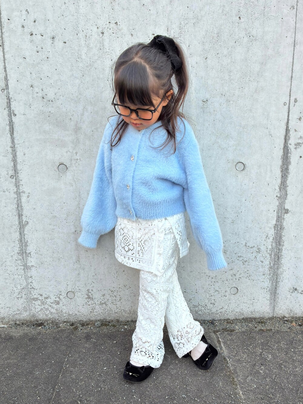 ブルー系のカーディガン/ボレロ、ホワイト系のパンツ、ブラック系のシューズを着用したキッズの秋コーディネートの2枚目の写真