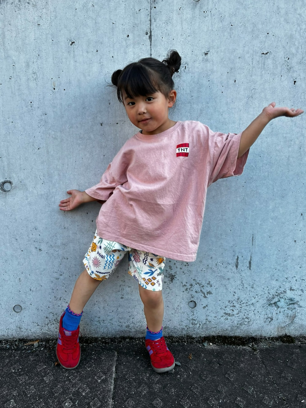 ピンク系のTシャツ/カットソー、ホワイト系のその他パンツ、レッド系のスニーカーを着用したキッズの夏コーディネートの2枚目の写真