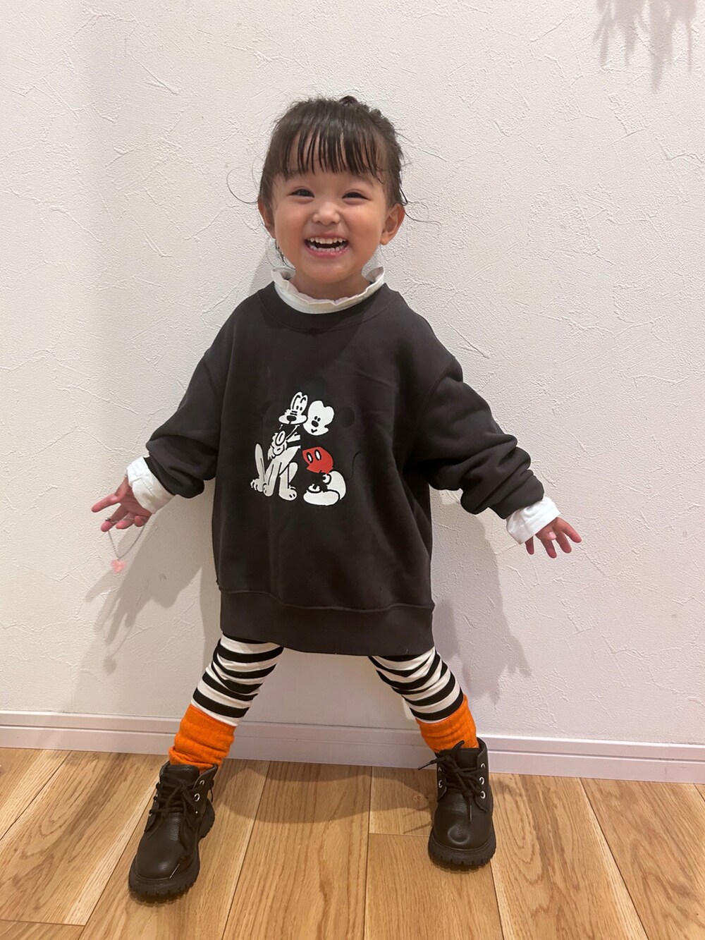 グレー系のスウェット、ピンク系のニット/セーター、ブラック系のブーツを着用したキッズの秋コーディネートの3枚目の写真