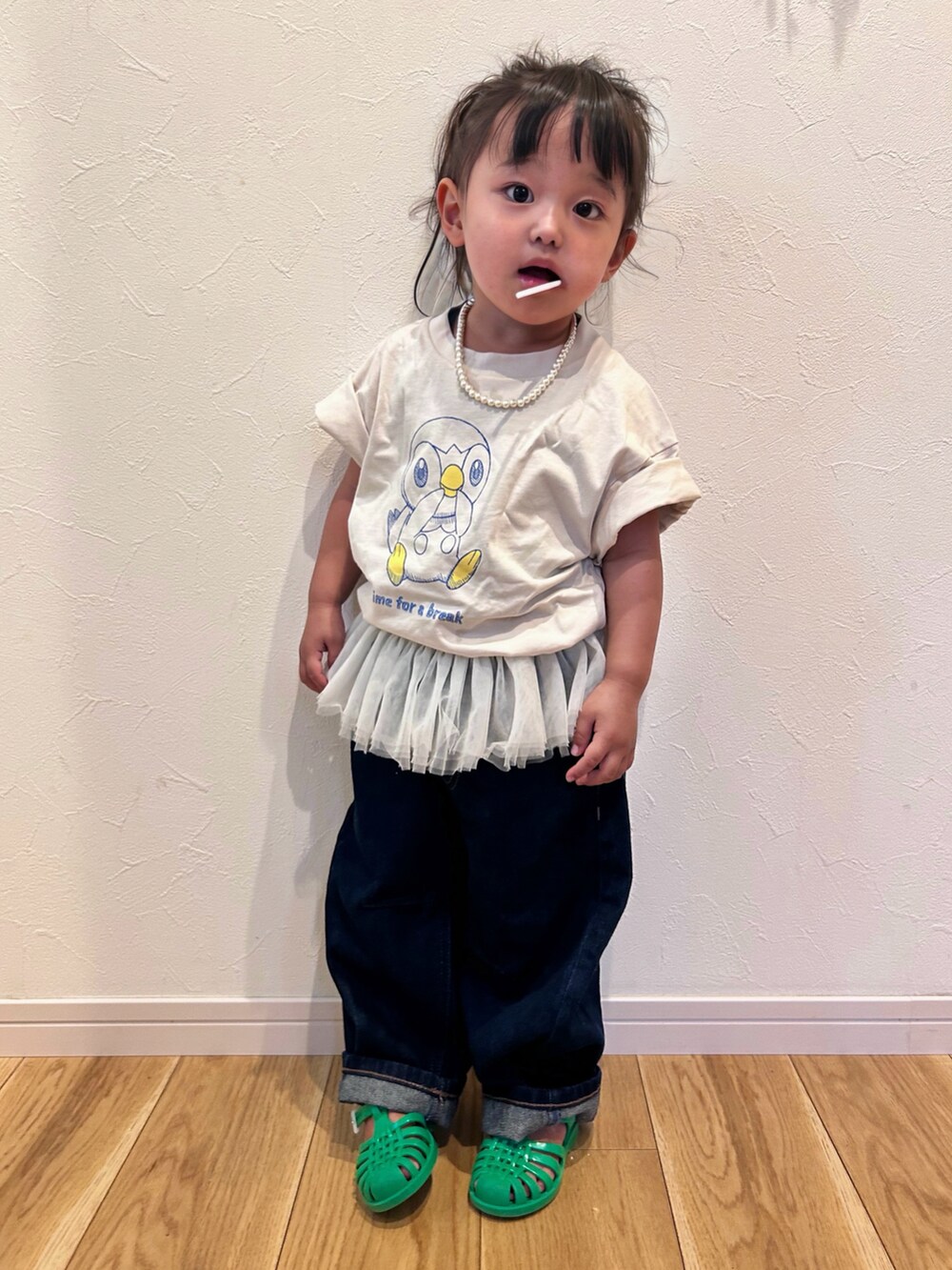 ホワイト系のTシャツ/カットソー、ブルー系のデニムパンツ、グリーン系のサンダルを着用したキッズの夏コーディネートの2枚目の写真
