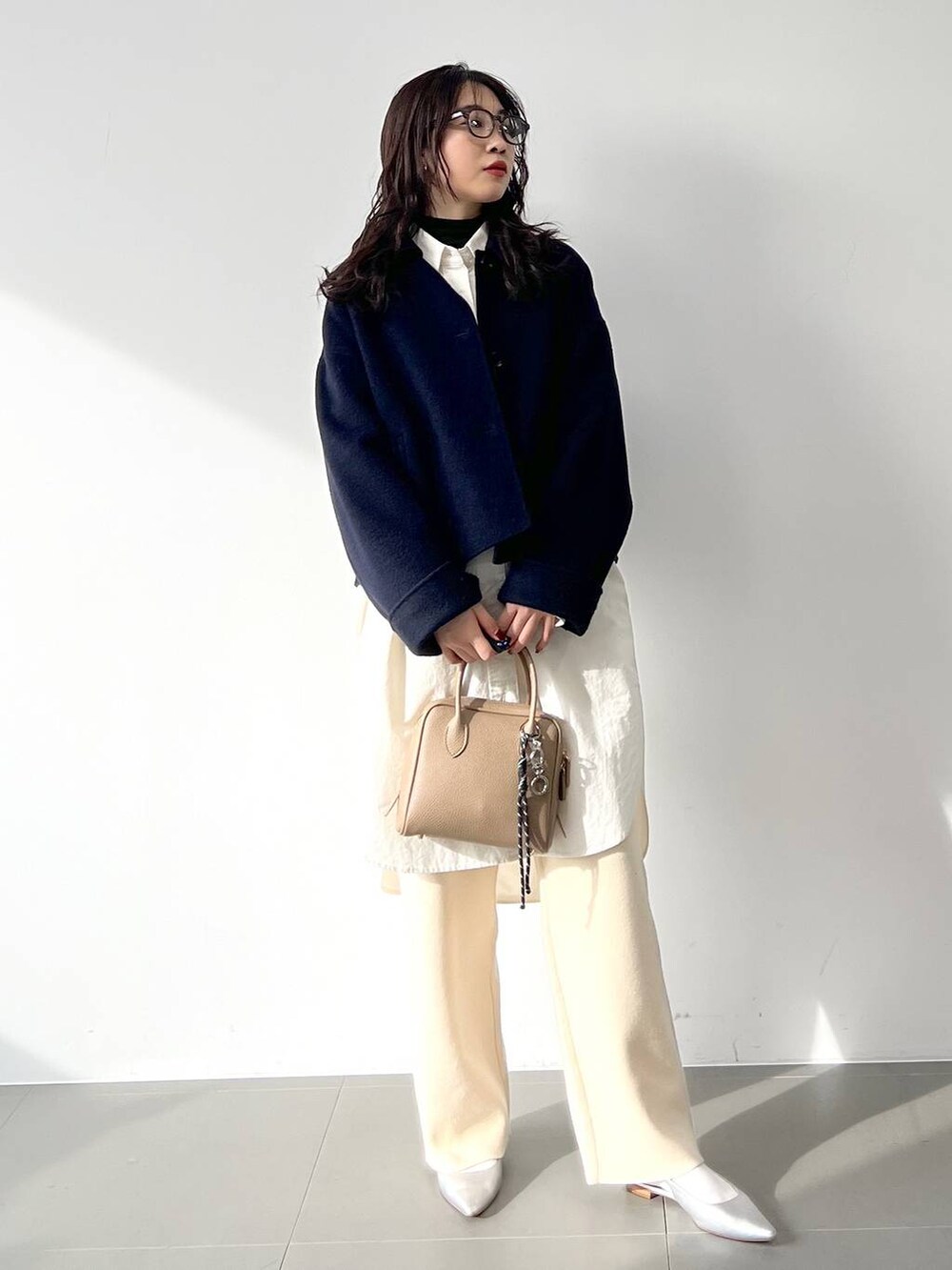 ホワイト系のその他パンツ、ホワイト系のシャツワンピース、シルバー系のパンプスを着用したレディースの冬コーディネートの4枚目の写真