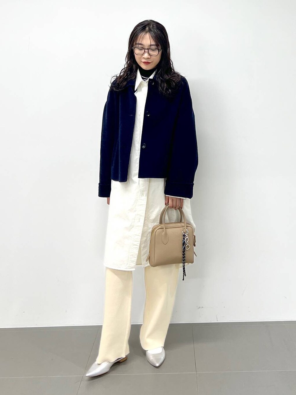 ホワイト系のその他パンツ、ホワイト系のシャツワンピース、シルバー系のパンプスを着用したレディースの冬コーディネートの3枚目の写真