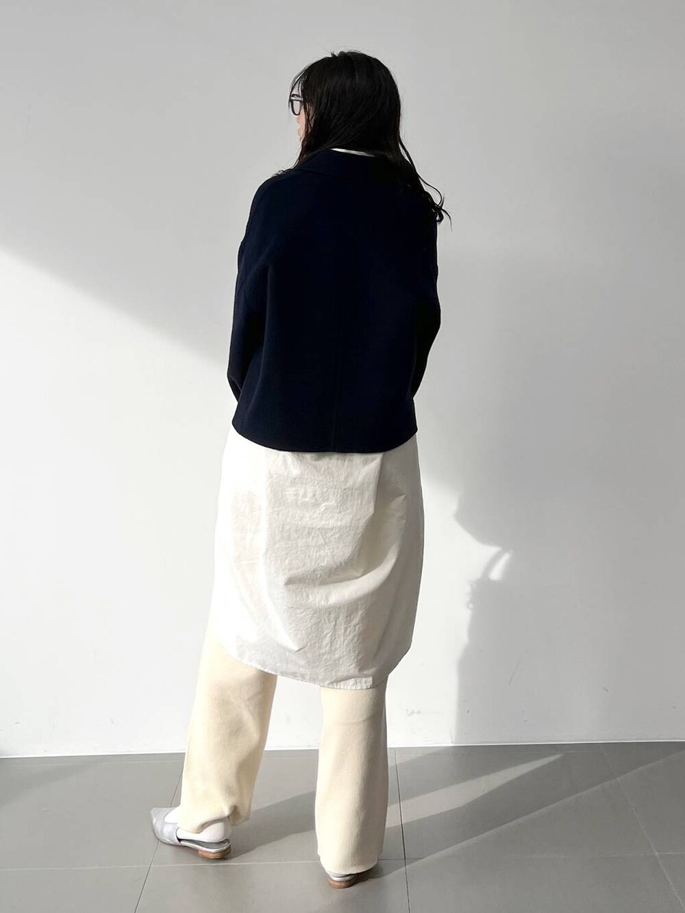 ホワイト系のその他パンツ、ホワイト系のシャツワンピース、シルバー系のパンプスを着用したレディースの冬コーディネートの7枚目の写真