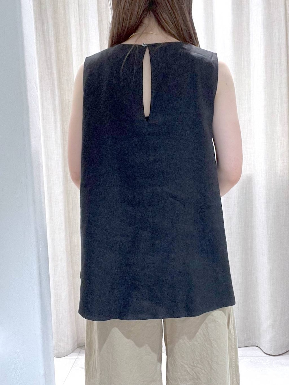 ブラック系のカーディガン/ボレロ、ベージュ系のその他パンツ、ブラック系のサンダルを着用したレディースの夏コーディネートの9枚目の写真