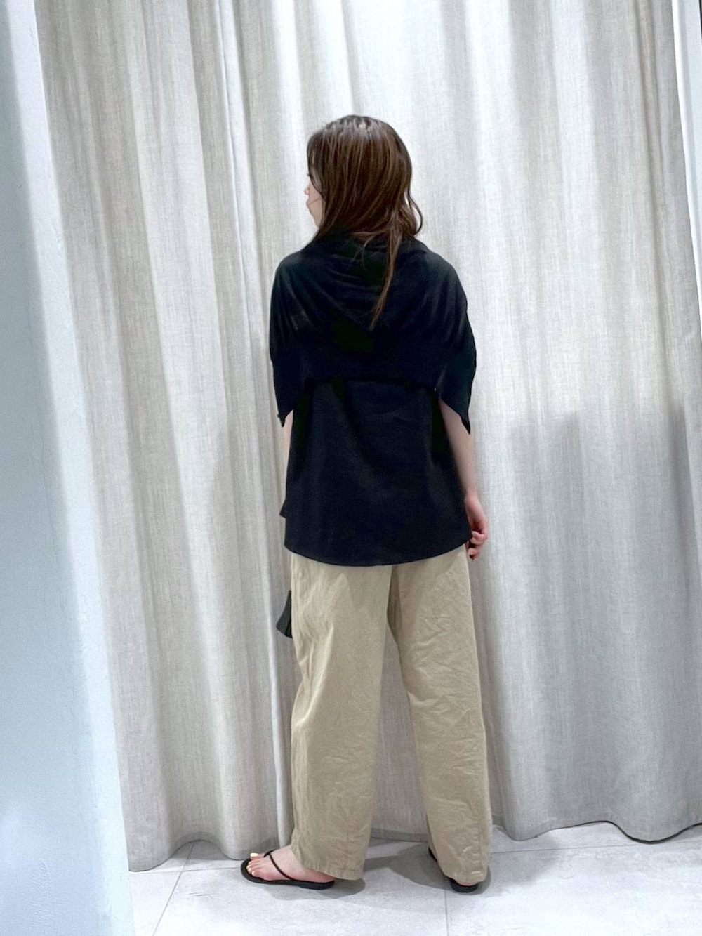 ブラック系のカーディガン/ボレロ、ベージュ系のその他パンツ、ブラック系のサンダルを着用したレディースの夏コーディネートの7枚目の写真