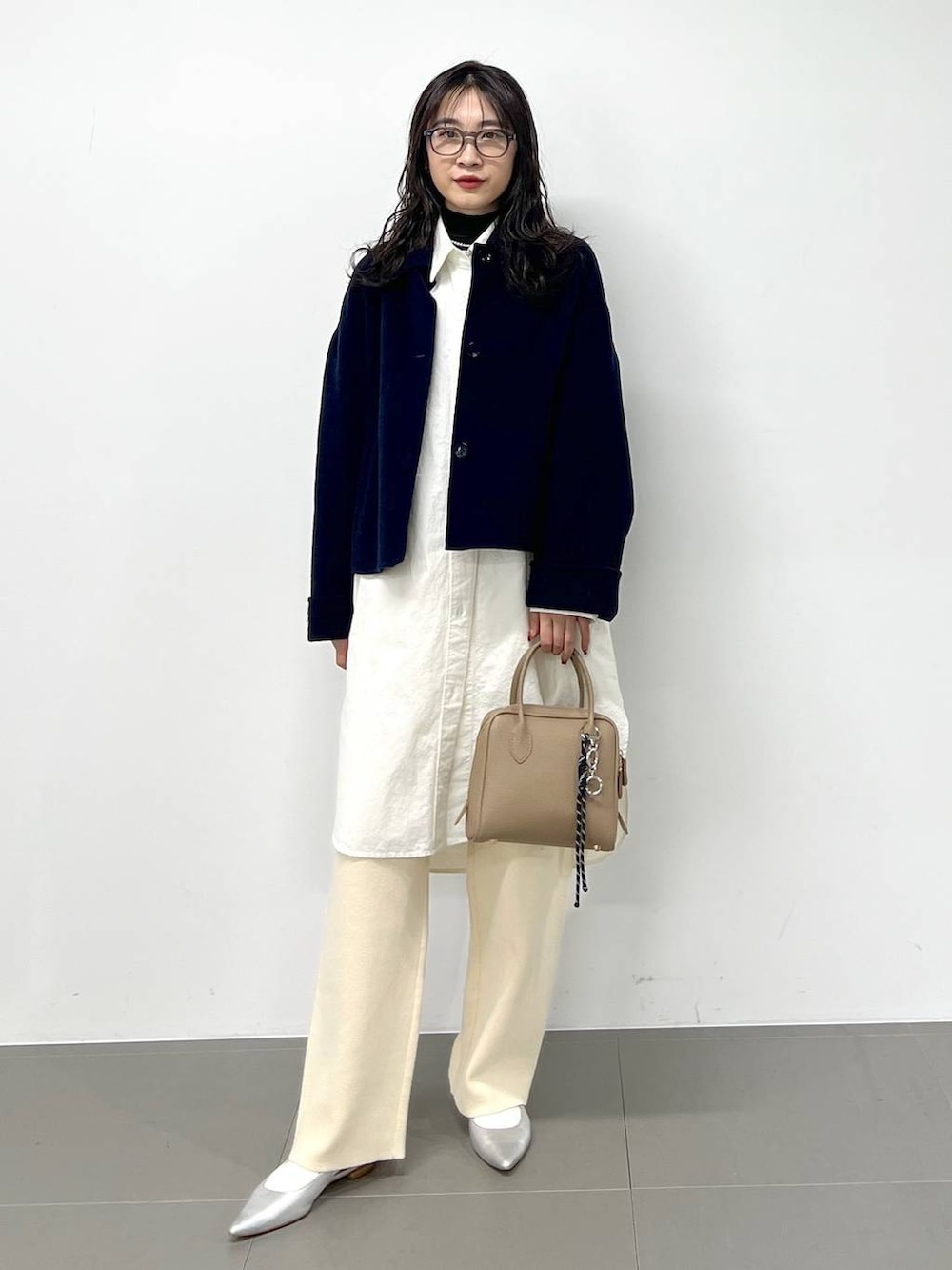 ホワイト系のその他パンツ、ホワイト系のシャツワンピース、シルバー系のパンプスを着用したレディースの冬コーディネートの5枚目の写真