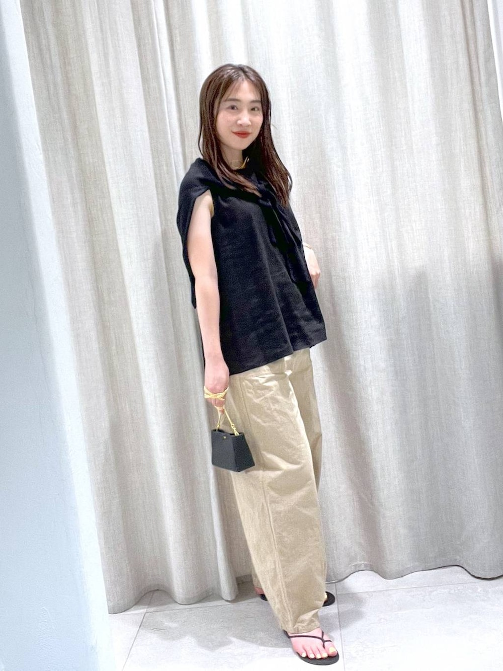 ブラック系のカーディガン/ボレロ、ベージュ系のその他パンツ、ブラック系のサンダルを着用したレディースの夏コーディネートの4枚目の写真
