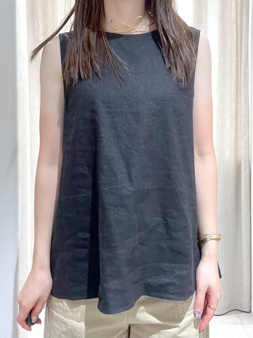 ブラック系のカーディガン/ボレロ、ベージュ系のその他パンツ、ブラック系のサンダルを着用したレディースの夏コーディネートの8枚目の写真