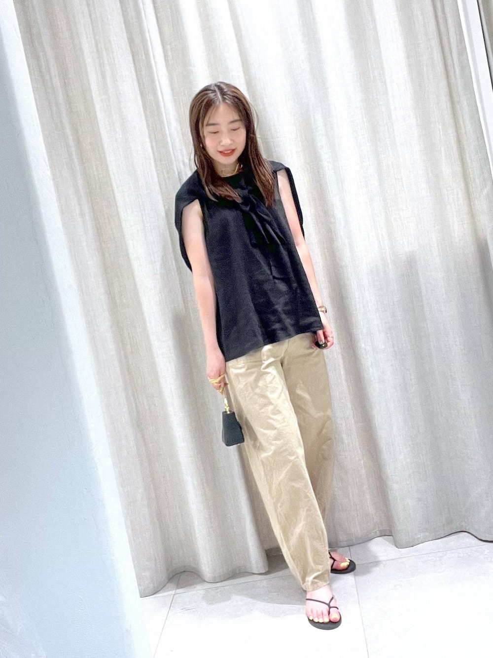 ブラック系のカーディガン/ボレロ、ベージュ系のその他パンツ、ブラック系のサンダルを着用したレディースの夏コーディネートの3枚目の写真