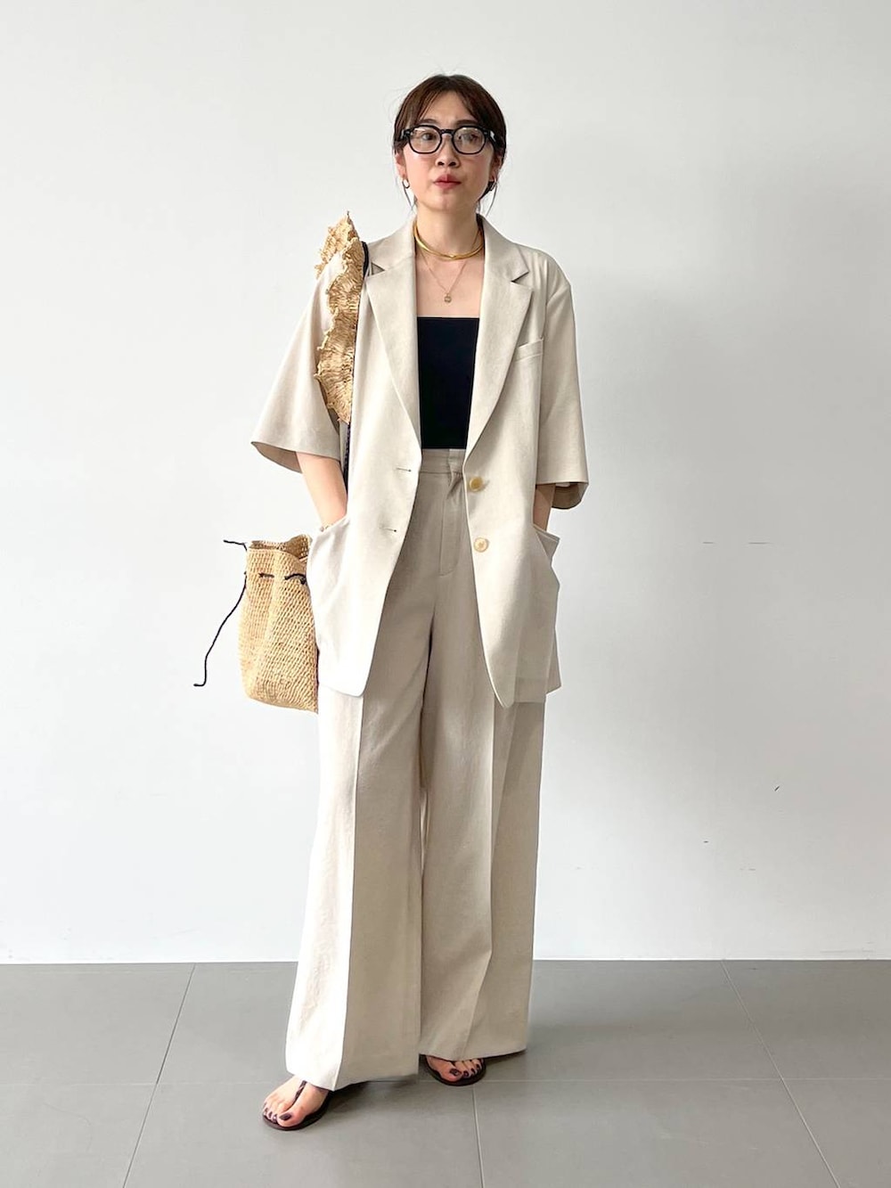 レッド系のサンダル、ベージュ系のテーラードジャケット、ベージュ系のその他パンツを着用したレディースの春コーディネートの4枚目の写真