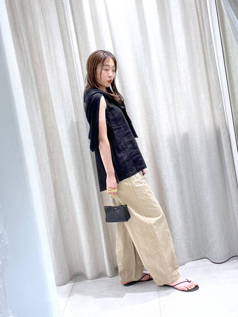 ブラック系のカーディガン/ボレロ、ベージュ系のその他パンツ、ブラック系のサンダルを着用したレディースの夏コーディネートの6枚目の写真